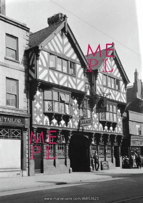 : Street scene with Nag's Head Hotel : Street scene with Nag's Head Hotel