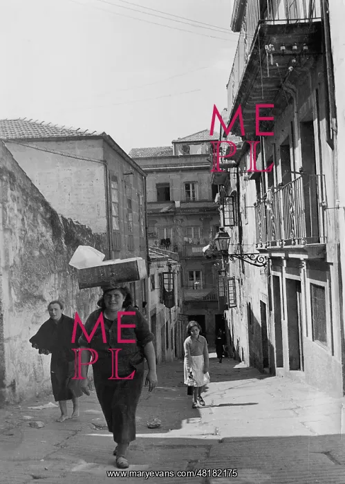 : Street scene in Vigo, 1939 : Street scene in Vigo, 1939