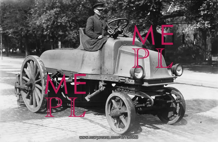 : Street sweeper in Berlin, 1925 : Street sweeper in Berlin, 1925