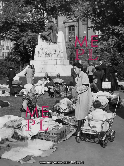 : Street traders in Budapest, 1941 : Street traders in Budapest, 1941