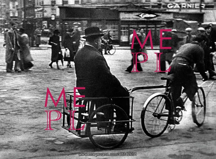 : Street traffic in the occupied Paris, 1940 : Street traffic in the occupied Paris, 1940