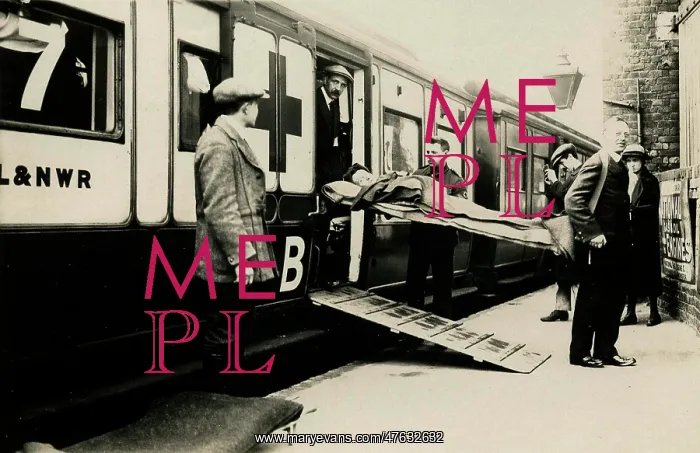 : Stretcher bearers carrying a patient from ambulance train : Stretcher bearers carrying a patient from ambulance train