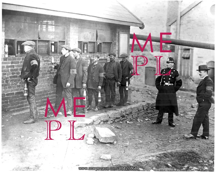 : Strike-breaking coal miners in the Rhondda Valley : Strike-breaking coal miners in the Rhondda Valley