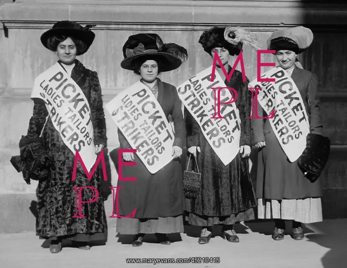 : Strike pickets from Ladies Tailors, during ? : Strike pickets from Ladies Tailors, during ?