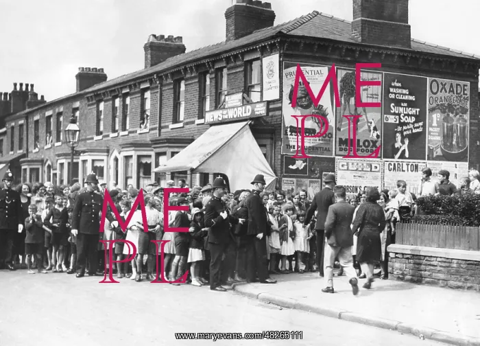 : Strikers in front of a cotton spinning mill in Lancashire : Strikers in front of a cotton spinning mill in Lancashire