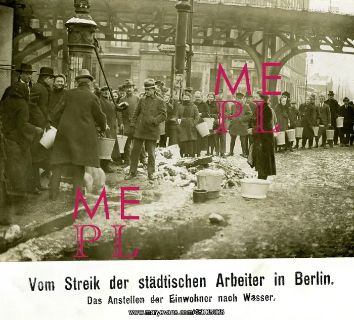 : During the strikes of the Berlin workers, inhabitants : During the strikes of the Berlin workers, inhabitants