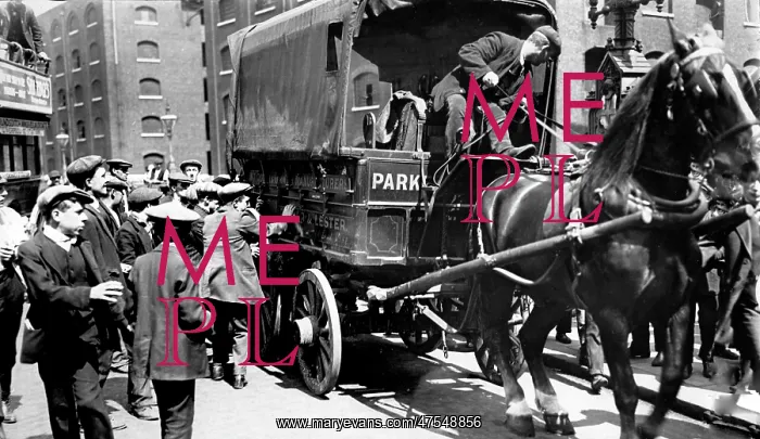 : Striking dockers attacking transport, London : Striking dockers attacking transport, London