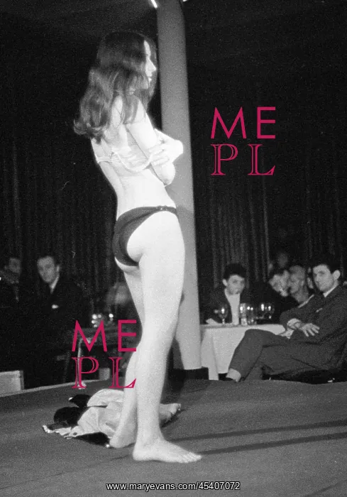 : Striptease show - nudity - sex : Striptease show - nudity - sex