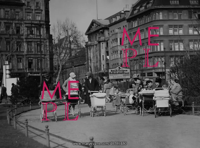 : Stroller parade, 1930 : Stroller parade, 1930