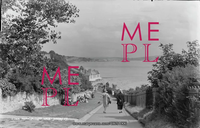 : Strolling Along Shanklin Cliff Walk : Strolling Along Shanklin Cliff Walk