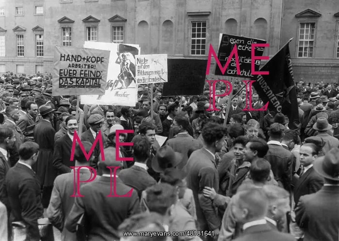 : Students demonstrate in Berlin, 1932 : Students demonstrate in Berlin, 1932