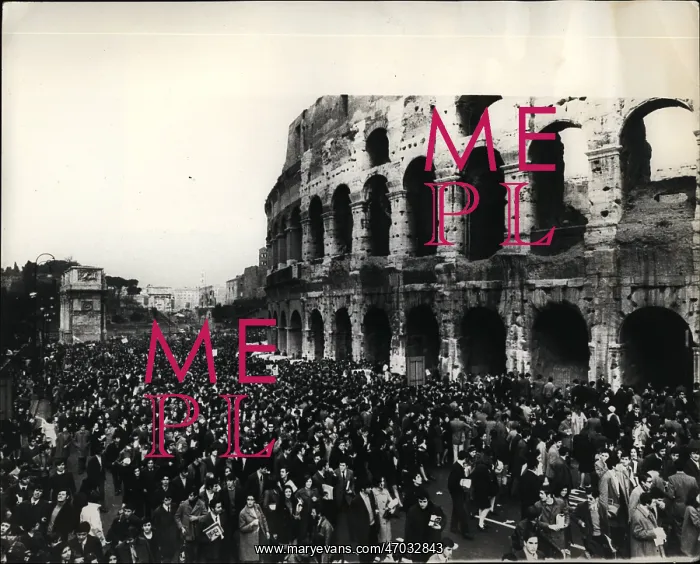 : Students demonstrate for educational reforms in Rome : Students demonstrate for educational reforms in Rome