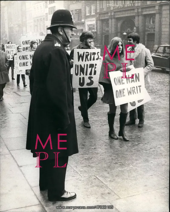 : Students demonstrate outside Law Courts, The Strand, London : Students demonstrate outside Law Courts, The Strand, London