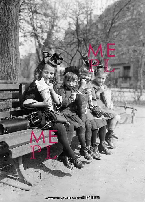  : Students on the first day of school, 1928