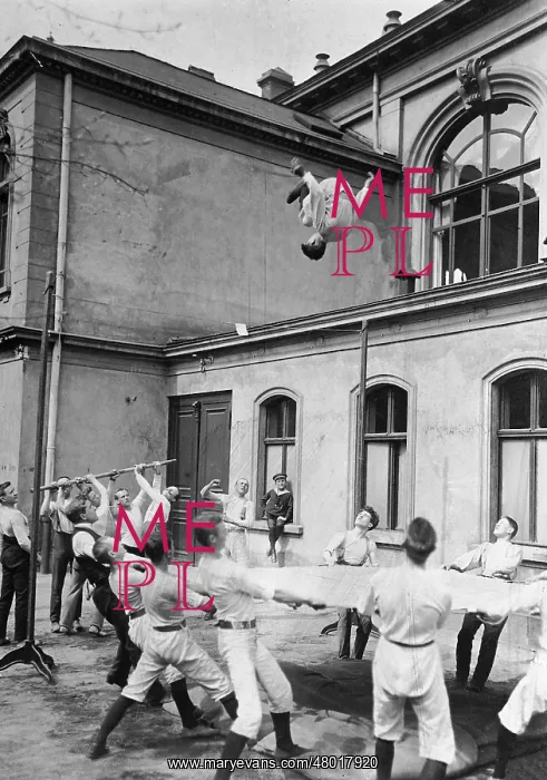 : Students at gym class, 1911 : Students at gym class, 1911