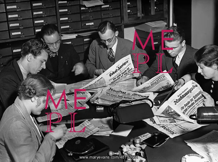 : Students of the Institute of Journalism revise : Students of the Institute of Journalism revise