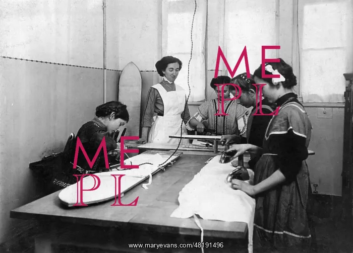 : Students learn home economics in Berlin, 1914 : Students learn home economics in Berlin, 1914