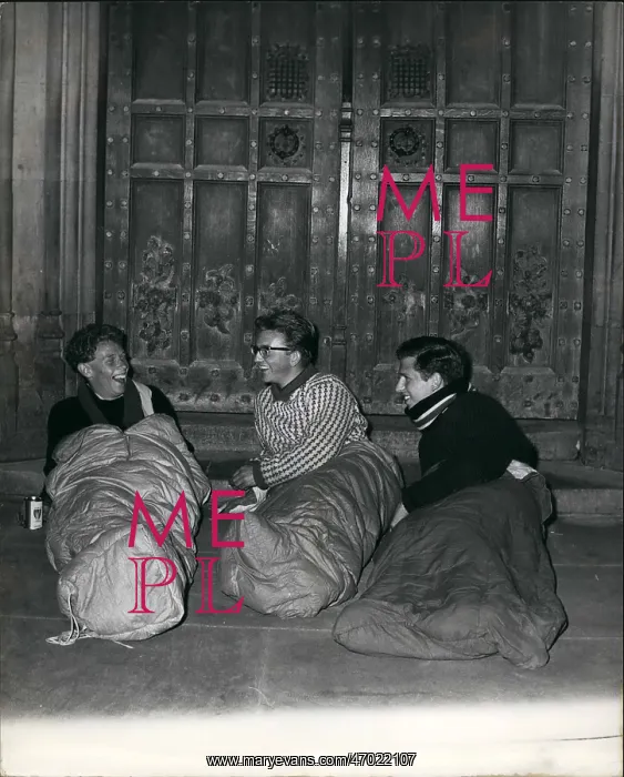: Students in sleeping bags for House of Commons debate : Students in sleeping bags for House of Commons debate