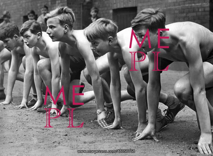 : Students before a sprint, 1935 : Students before a sprint, 1935