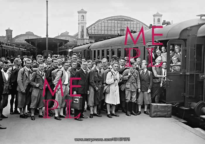 : Students at the station of Szczecin, 1932 : Students at the station of Szczecin, 1932