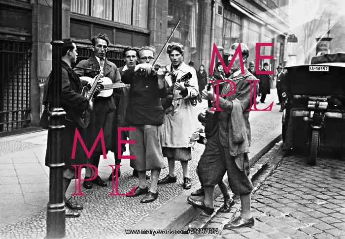 : Students and street musicians, 1932 : Students and street musicians, 1932