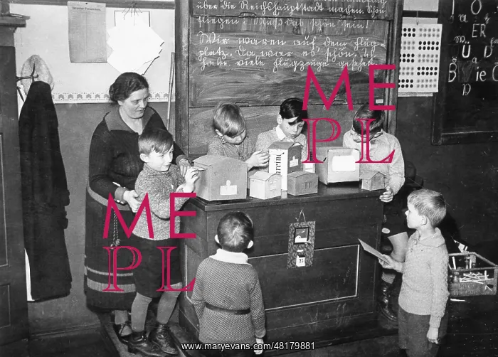 : Students tinker, 1933 : Students tinker, 1933