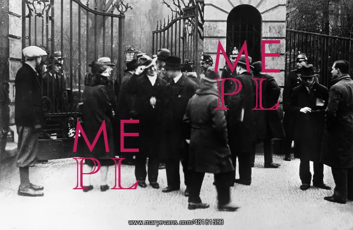: Students before the University of Berlin, 1932 : Students before the University of Berlin, 1932