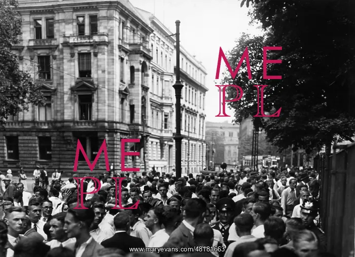 : Students before the University of Berlin, 1932 : Students before the University of Berlin, 1932