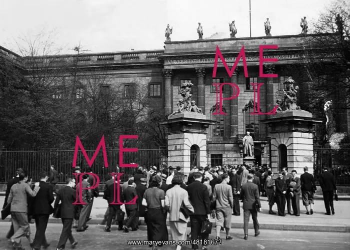 : Students before the University of Berlin, 1932 : Students before the University of Berlin, 1932