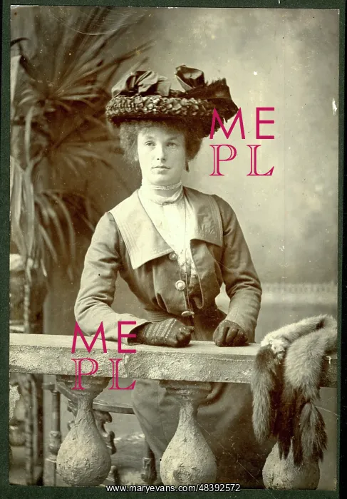  : Studio photo, woman in a hat