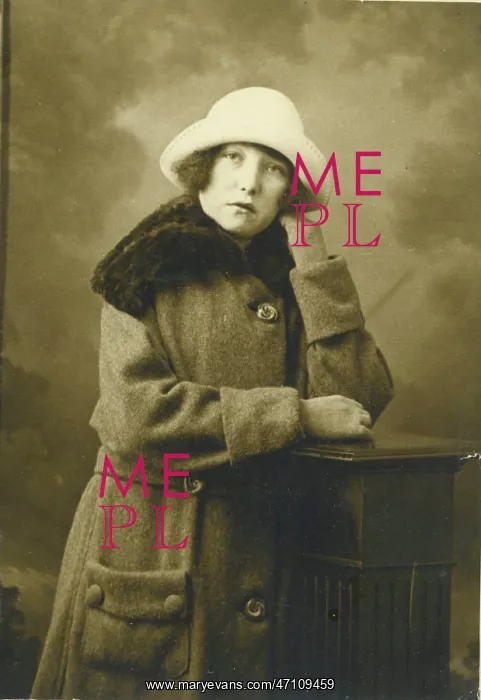 : Studio photograph of 1920s woman : Studio photograph of 1920s woman