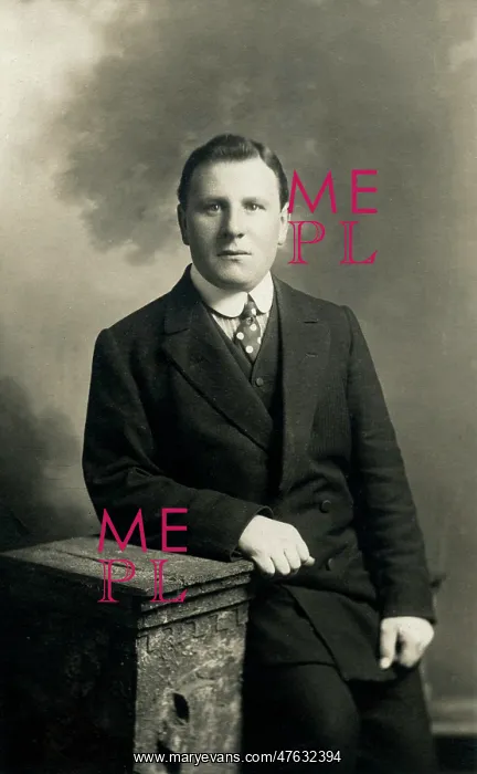 : Studio photograph of a Belgian VAD patient : Studio photograph of a Belgian VAD patient