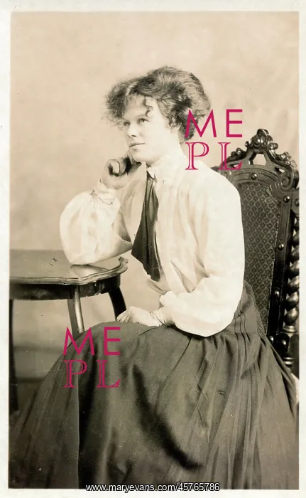 : Studio portrait of a young woman : Studio portrait of a young woman
