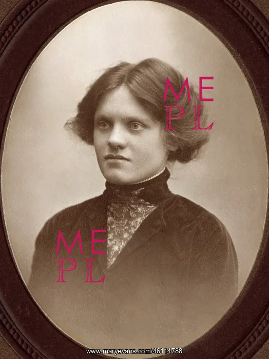 : Studio portrait of a young woman : Studio portrait of a young woman