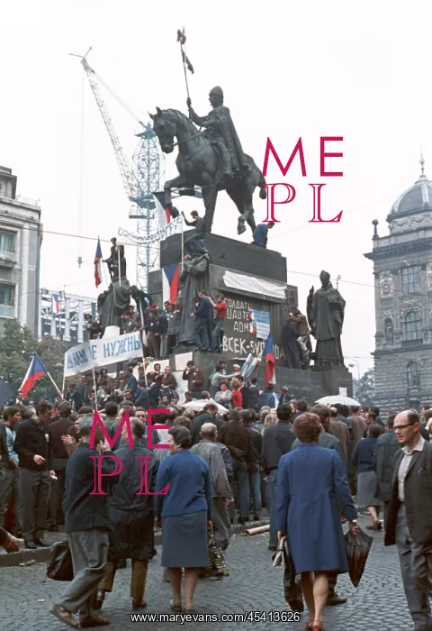 : St.Wenceslas monument - protest - protesters - Prague : St.Wenceslas monument - protest - protesters - Prague