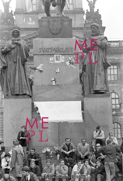 : St.Wenceslas monument - protest - protesters - Prague : St.Wenceslas monument - protest - protesters - Prague