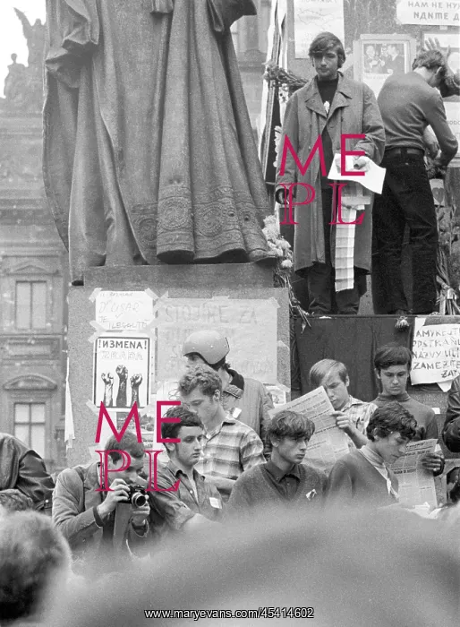 : St.Wenceslas monument - protest - protesters - Prague : St.Wenceslas monument - protest - protesters - Prague