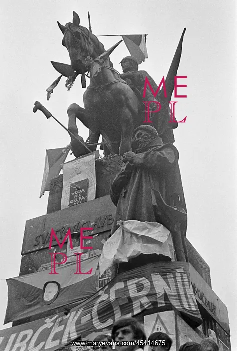 : St.Wenceslas monument - protest - protesters - Prague : St.Wenceslas monument - protest - protesters - Prague