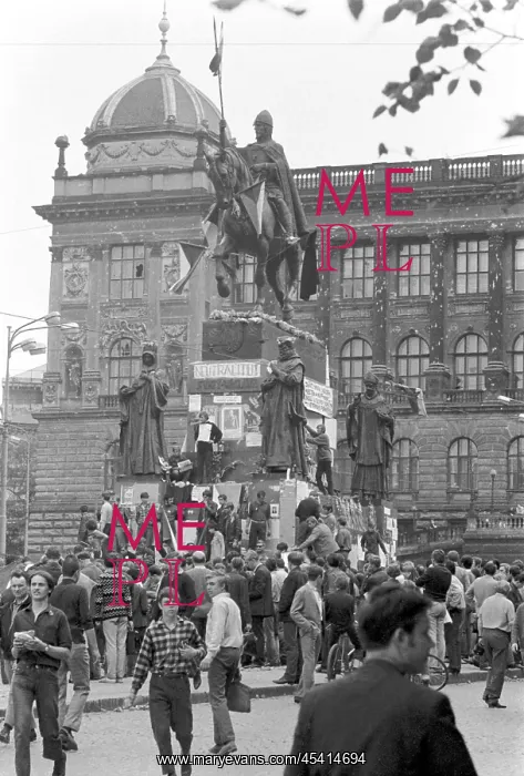 : St.Wenceslas monument - protest - protesters - Prague : St.Wenceslas monument - protest - protesters - Prague