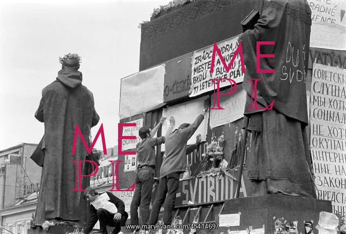 : St.Wenceslas monument - protest - protesters - Prague : St.Wenceslas monument - protest - protesters - Prague