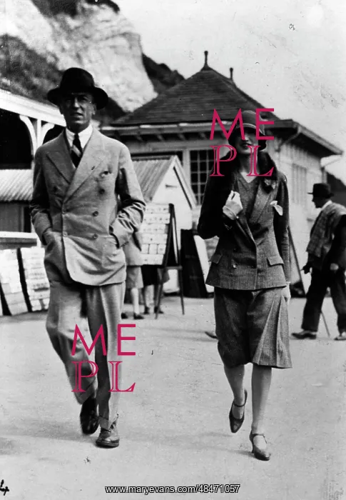 : Stylish couple stroll along an English Seafront : Stylish couple stroll along an English Seafront