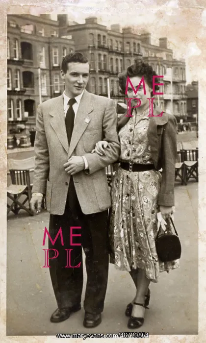 : Stylish young 1940s couple at the seaside : Stylish young 1940s couple at the seaside