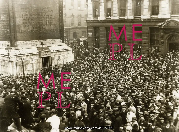 : Suffragettes capture The Monument, London : Suffragettes capture The Monument, London