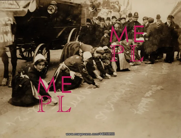 : Suffragettes Chalking Pavement Deputation : Suffragettes Chalking Pavement Deputation