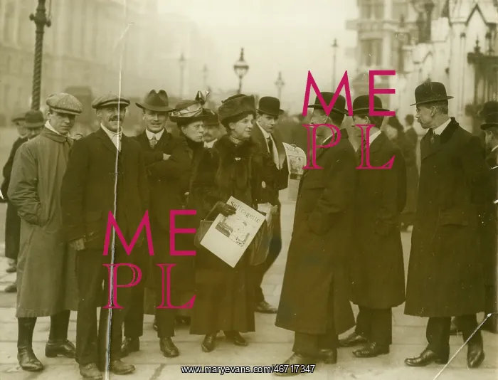 : Suffragettes talking to men : Suffragettes talking to men