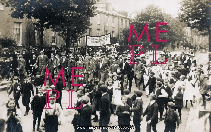 : Suffragists and supporters marching into Cambridge : Suffragists and supporters marching into Cambridge