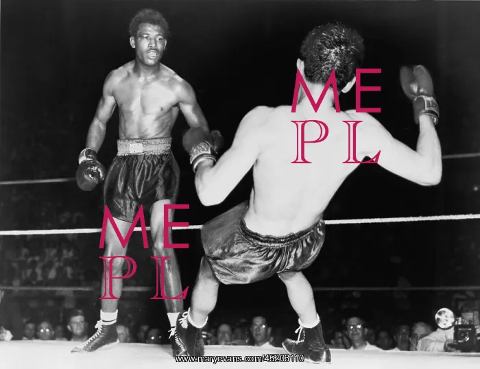 : Sugar Ray Robinson (1921-1989) watching ? : Sugar Ray Robinson (1921-1989) watching ?
