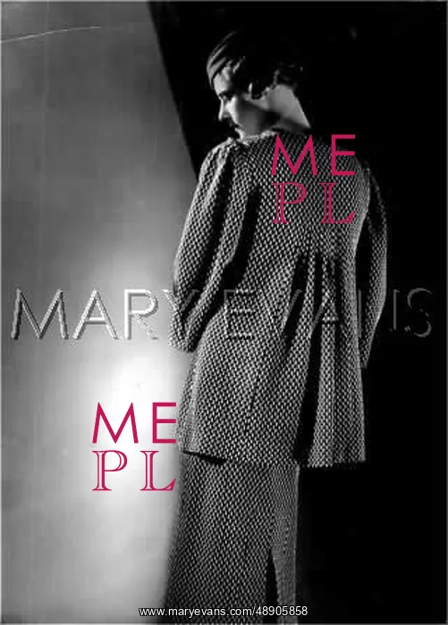 : SUIT WITH FLARED BACK : SUIT WITH FLARED BACK