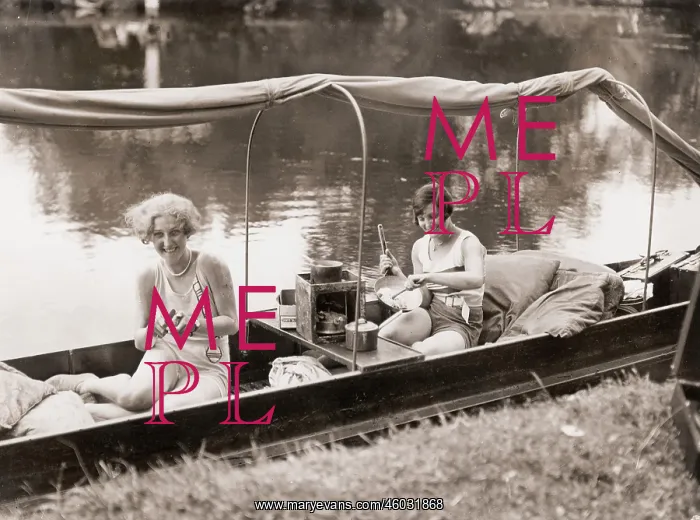 : Summer holidays in boat on the Thames : Summer holidays in boat on the Thames