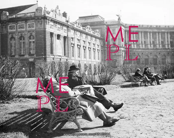 : Sun bathers in front of the Hofburg in Vienna : Sun bathers in front of the Hofburg in Vienna